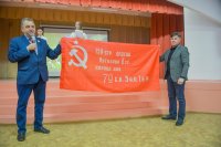 КПРФ подарила Знамя Победы школе №202